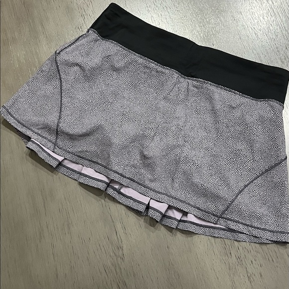 Lululemon Circuit Breaker skirt.  Sz 6R - Picture 2 of 3